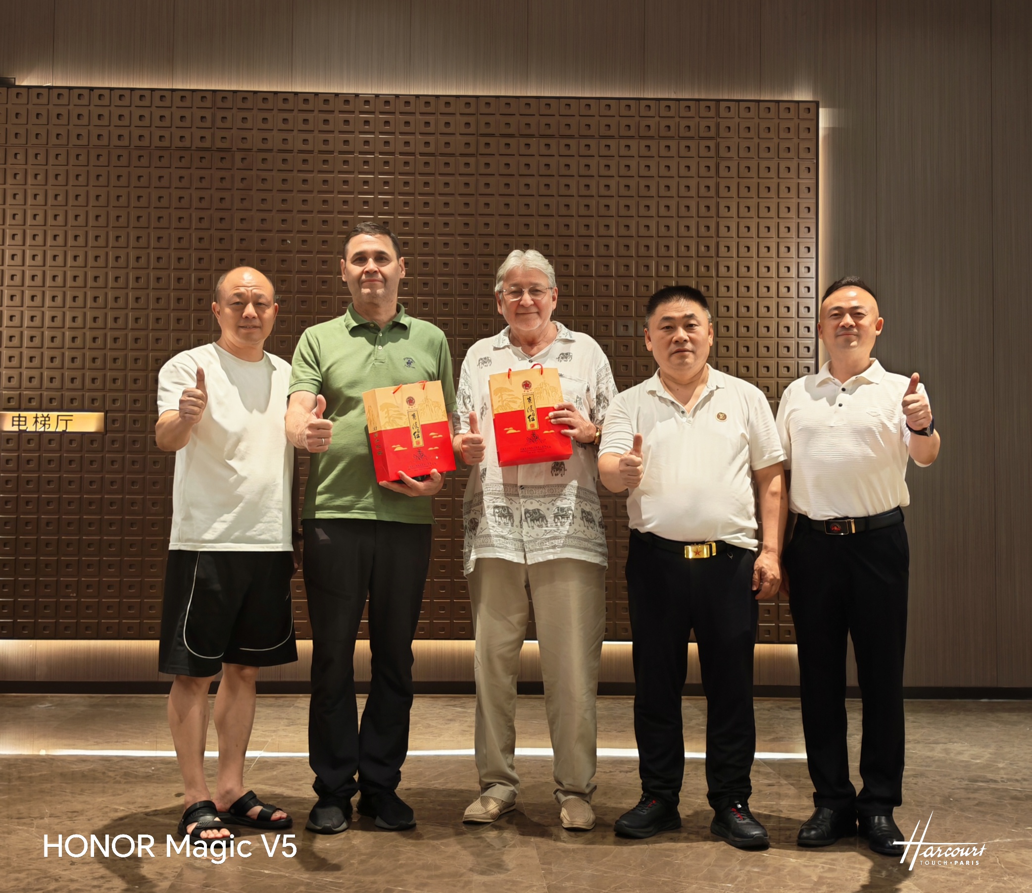亚洲科学院代表与万阳红团队合影